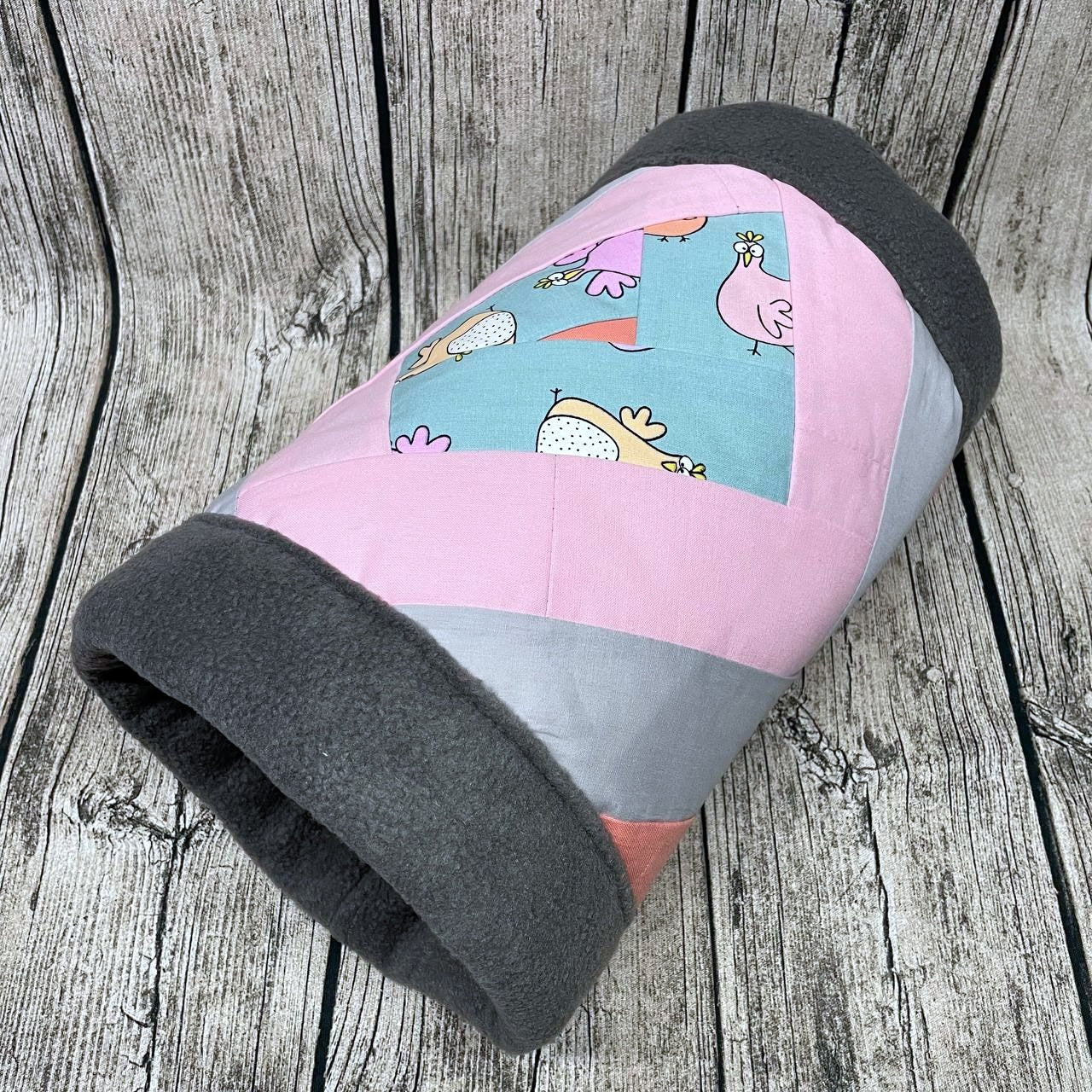 Kuschelrolle Kuscheltunnel - Charity Patchwork 2026 - Bunt Grau