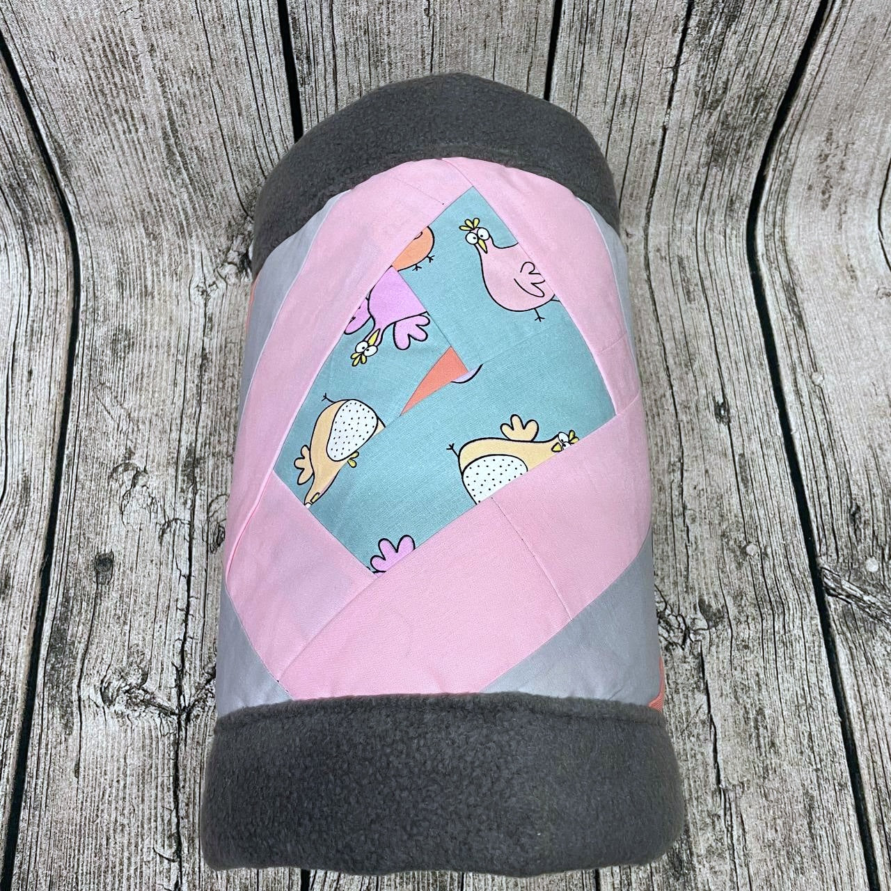 Kuschelrolle Kuscheltunnel - Charity Patchwork 2026 - Bunt Grau