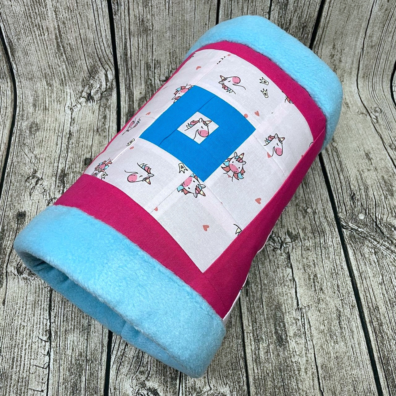 Kuschelrolle Kuscheltunnel - Charity Patchwork 2026 - Bunt Eisblau