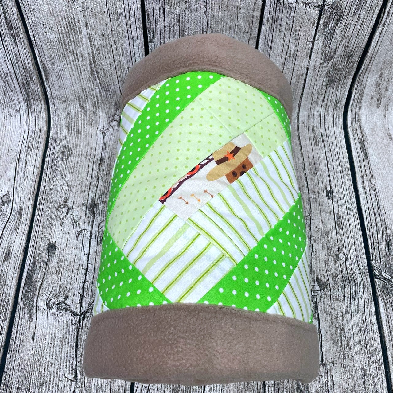 Kuschelrolle Kuscheltunnel - Charity Patchwork 2026 - Bunt Taupe